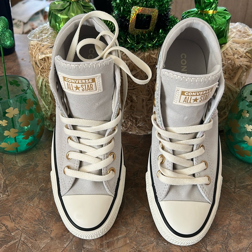 Converse Chuck Taylor All Star women’s mid sneakers